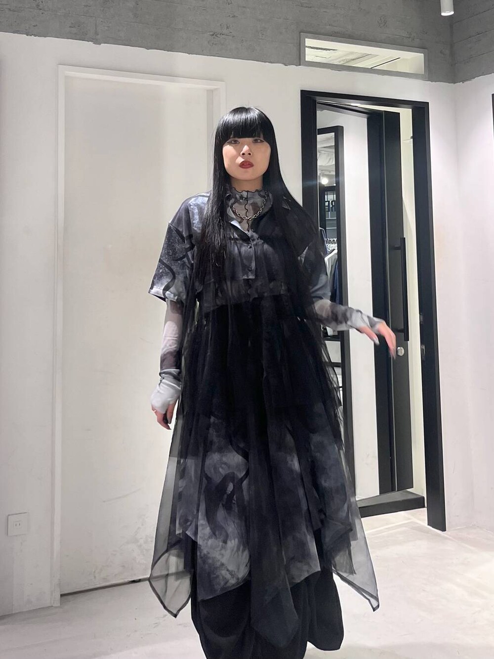 ブラック系のサンダル、ブラック系のスカート、ホワイト系のTシャツ/カットソーを着用したレディースの春コーディネートの7枚目の写真