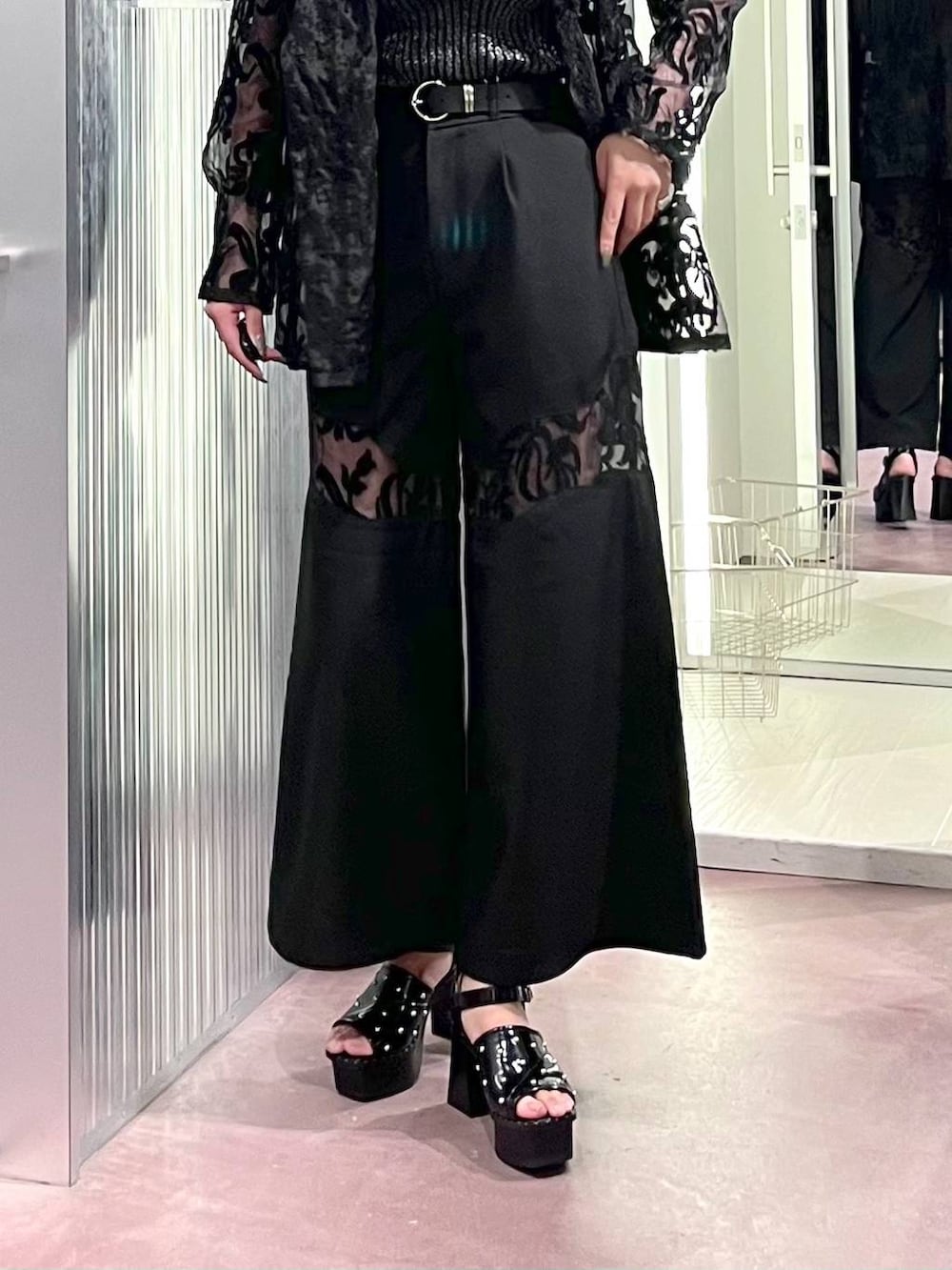 ブラック系のサンダル、ブラック系のテーラードジャケット、ブラック系のその他パンツを着用したレディースの夏コーディネートの8枚目の写真