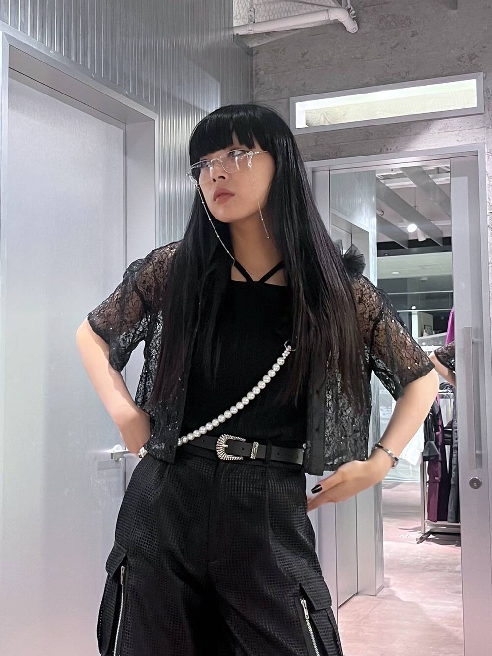 ブラック系のブーツ、ブラック系のシャツ/ブラウス、ブラック系のカーゴパンツを着用したレディースの夏コーディネートの5枚目の写真