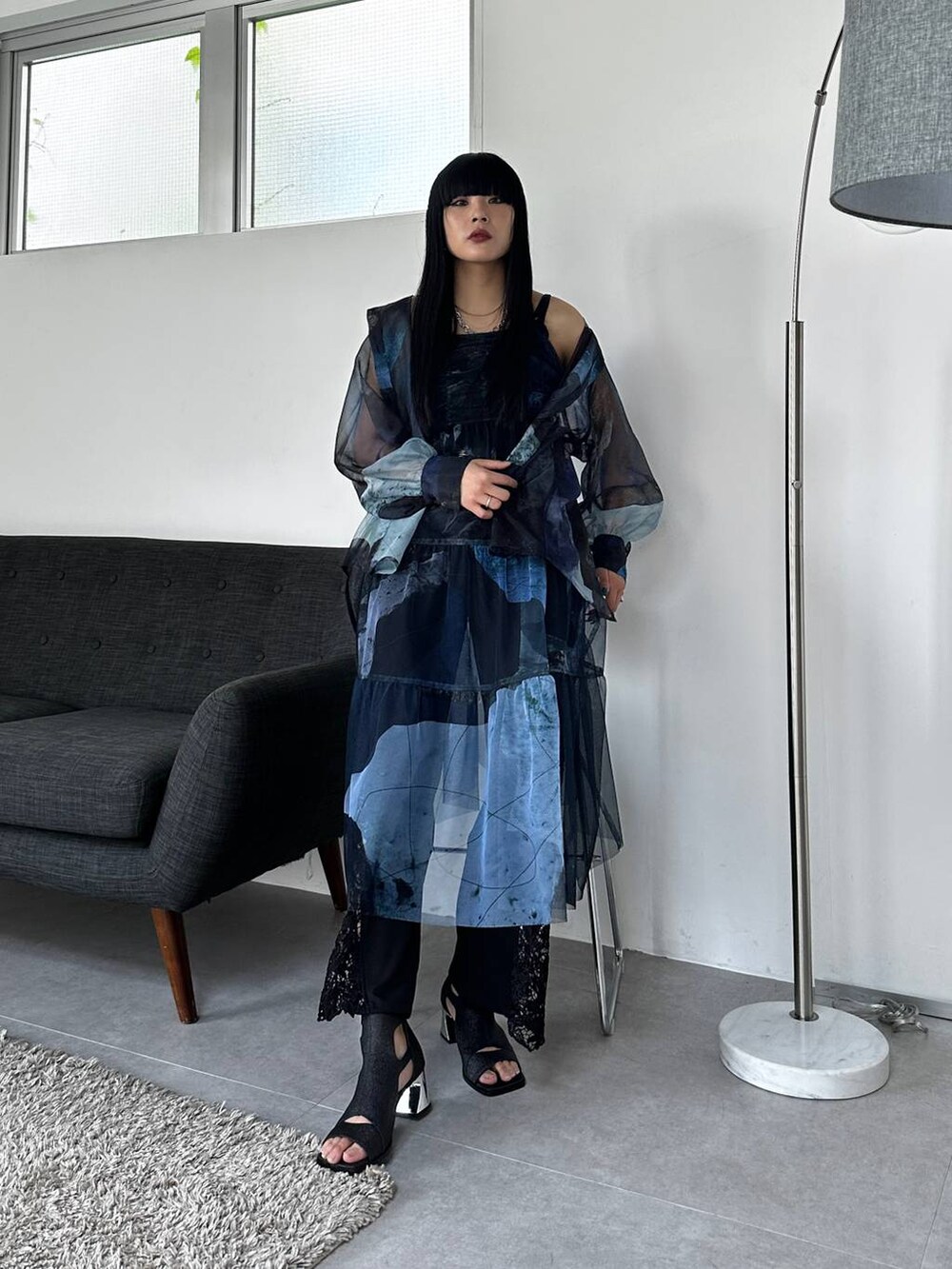 ブラック系のサンダル、ブラック系のその他パンツ、ブラック系のワンピースを着用したレディースの夏コーディネートの5枚目の写真