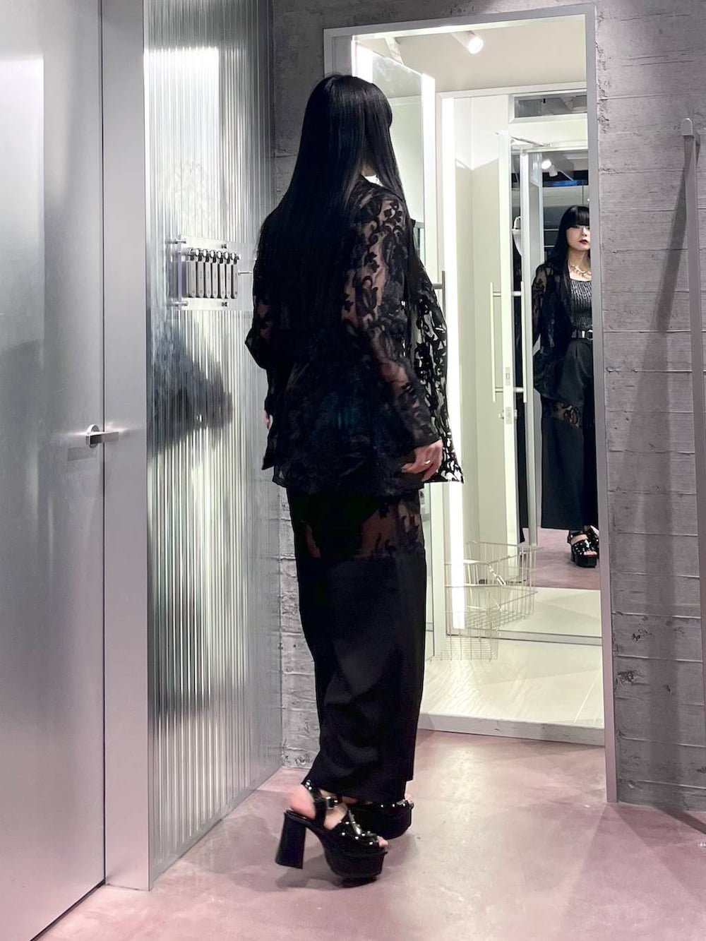 ブラック系のサンダル、ブラック系のテーラードジャケット、ブラック系のその他パンツを着用したレディースの夏コーディネートの6枚目の写真