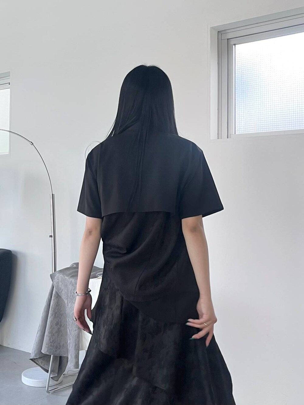 ブラック系のサンダル、ブラック系のシャツ/ブラウス、ブラック系のスカートを着用したレディースの春コーディネートの8枚目の写真