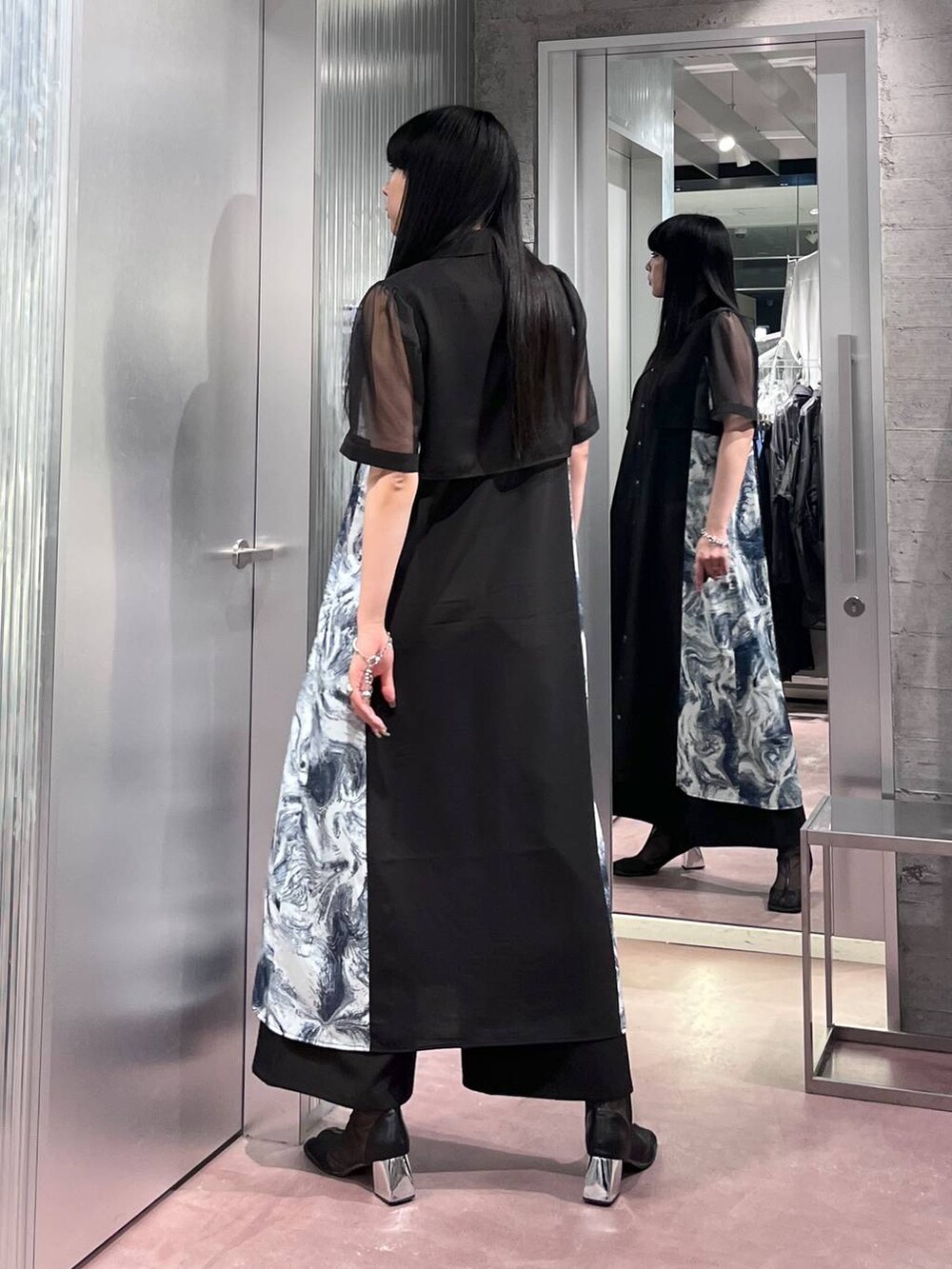 グレー系のワンピースを着用したレディースの夏コーディネートの3枚目の写真