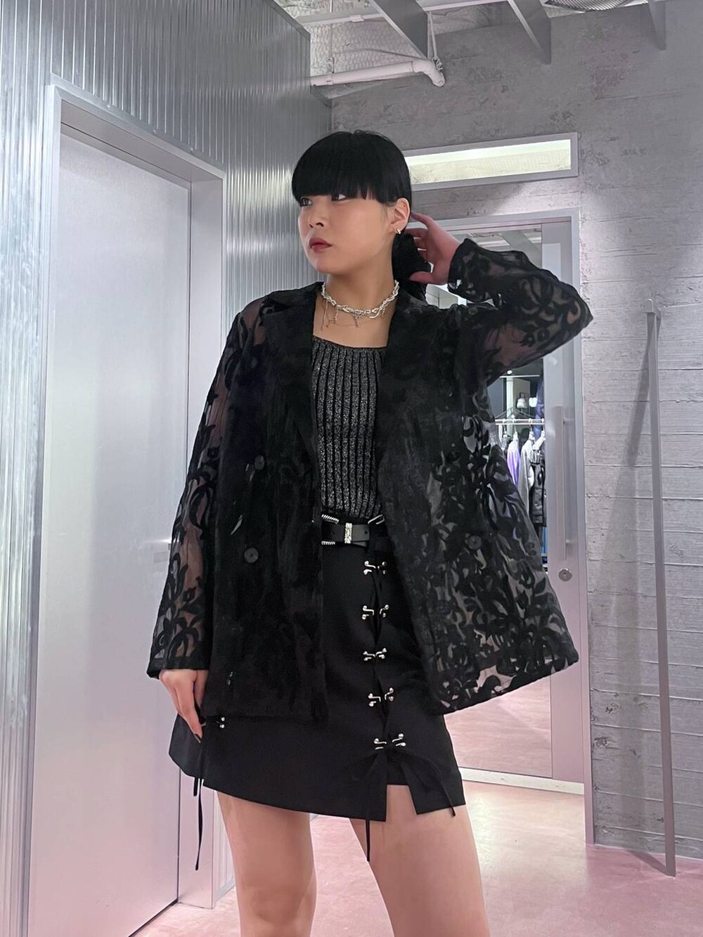 ブラック系のその他パンツ、ブラック系のテーラードジャケット、ブラック系のサンダルを着用したレディースの春コーディネートの4枚目の写真