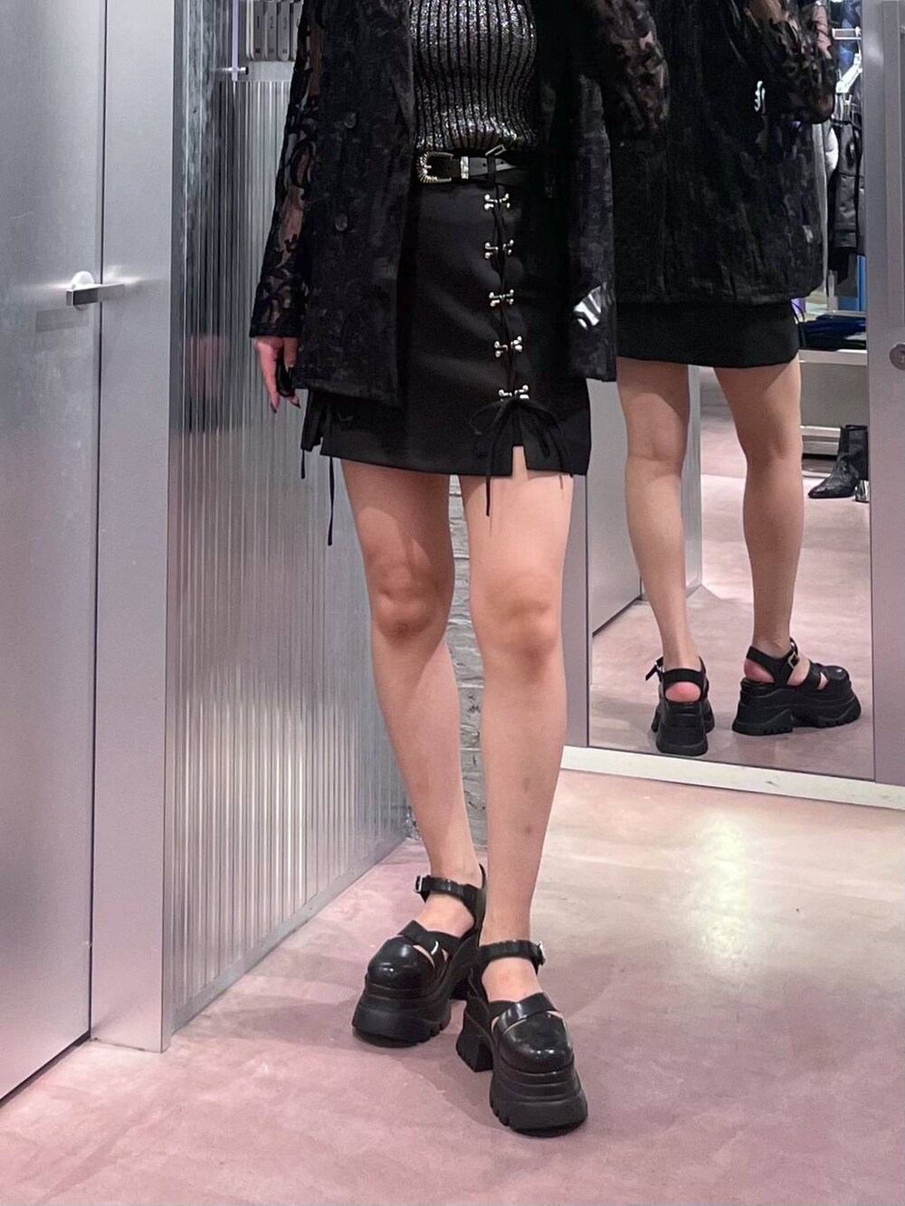 ブラック系のその他パンツ、ブラック系のテーラードジャケット、ブラック系のサンダルを着用したレディースの春コーディネートの5枚目の写真