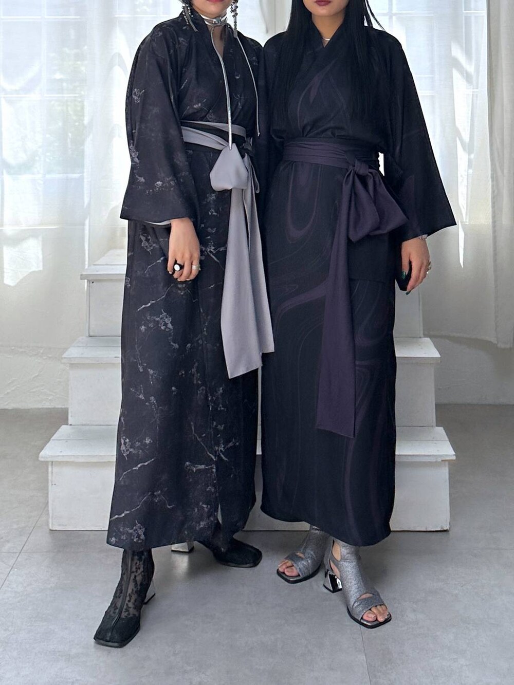 シルバー系のサンダル、ブラック系のブーツ、シルバー系のチョーカーを着用したレディースの春コーディネートの5枚目の写真