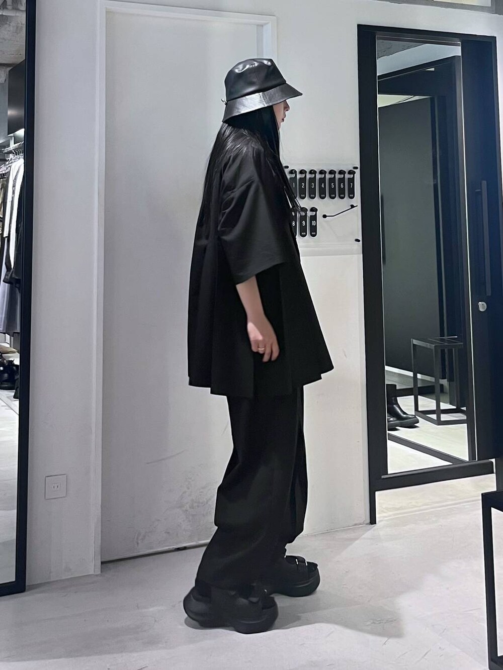 ブラック系のサンダル、ブラック系のネクタイ、ブラック系のその他パンツを着用したレディースの春コーディネートの4枚目の写真