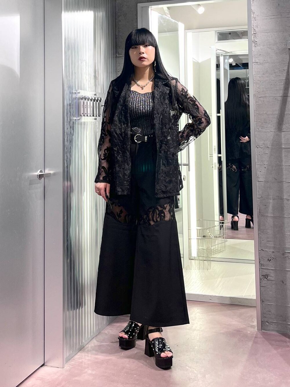 ブラック系のサンダル、ブラック系のテーラードジャケット、ブラック系のその他パンツを着用したレディースの夏コーディネートの2枚目の写真