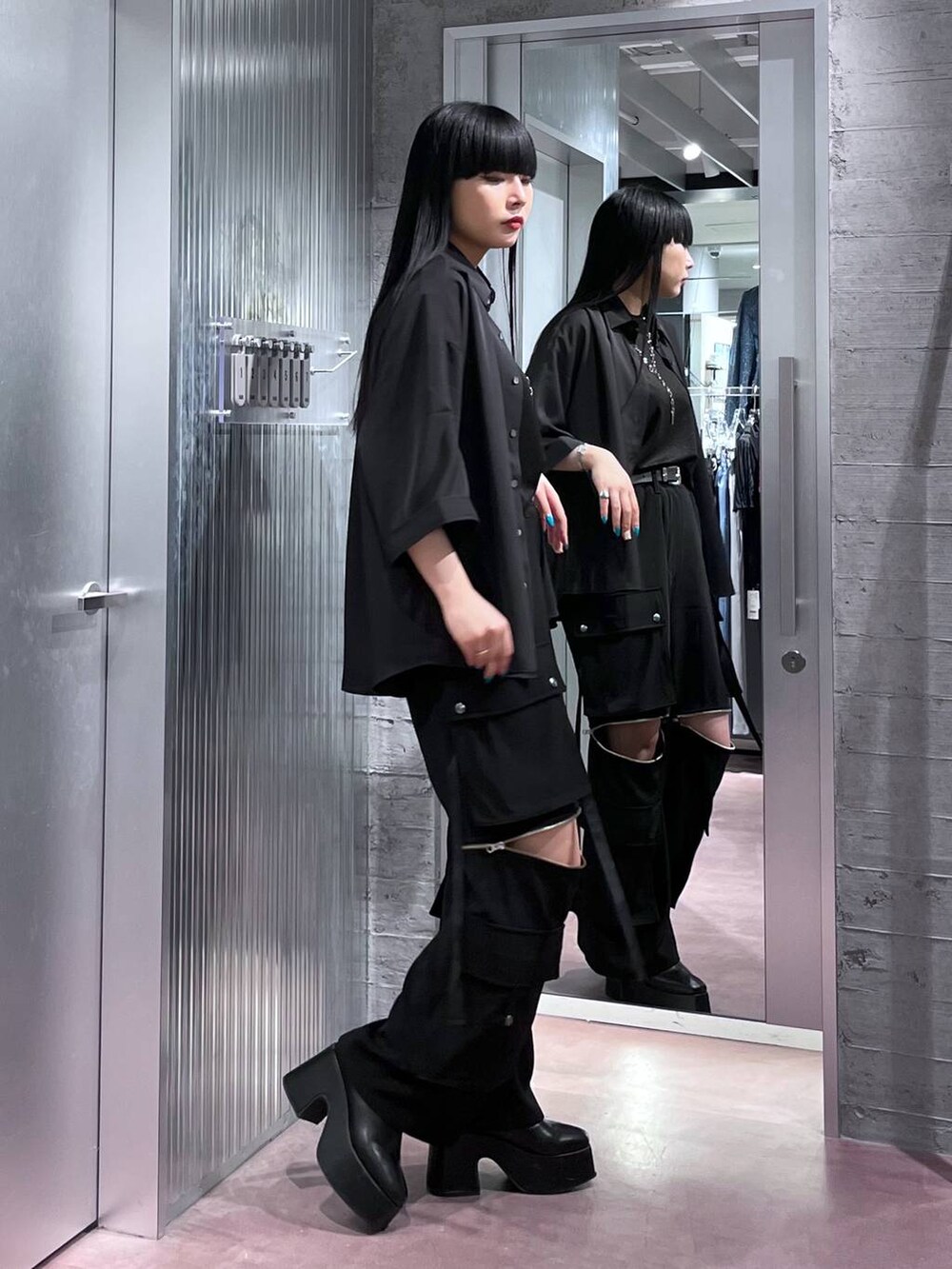 ブラック系のカーゴパンツ、ブラック系のシャツ/ブラウス、ブラック系のTシャツ/カットソーを着用したレディースの春コーディネートの4枚目の写真