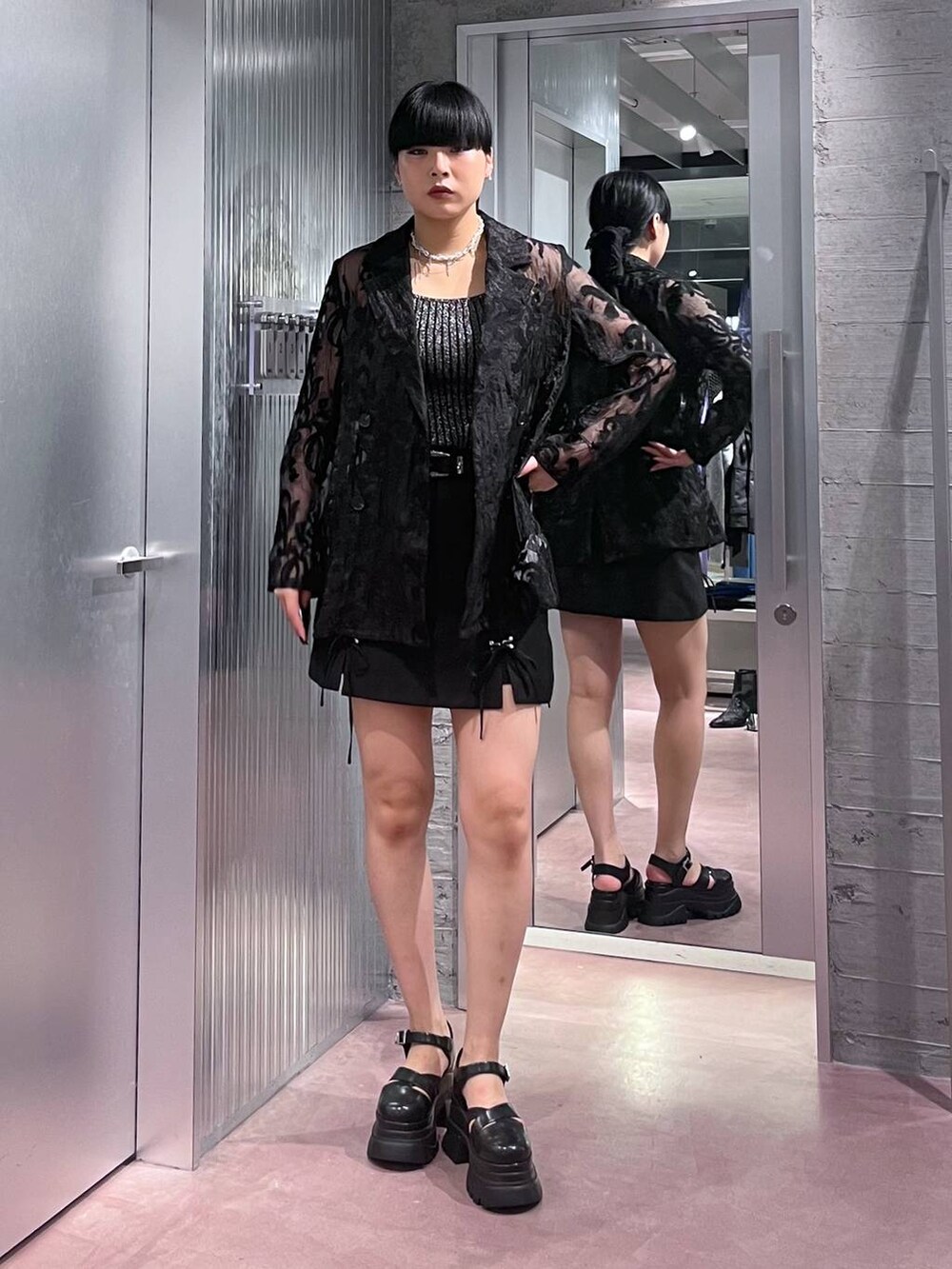 ブラック系のその他パンツ、ブラック系のテーラードジャケット、ブラック系のサンダルを着用したレディースの春コーディネートの6枚目の写真
