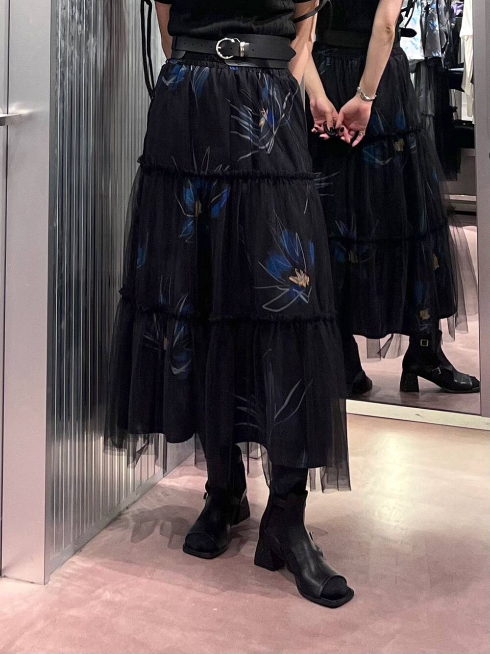 ブラック系のTシャツ/カットソー、ブラック系のスカート、ブラック系のサンダルを着用したレディースの春コーディネートの8枚目の写真