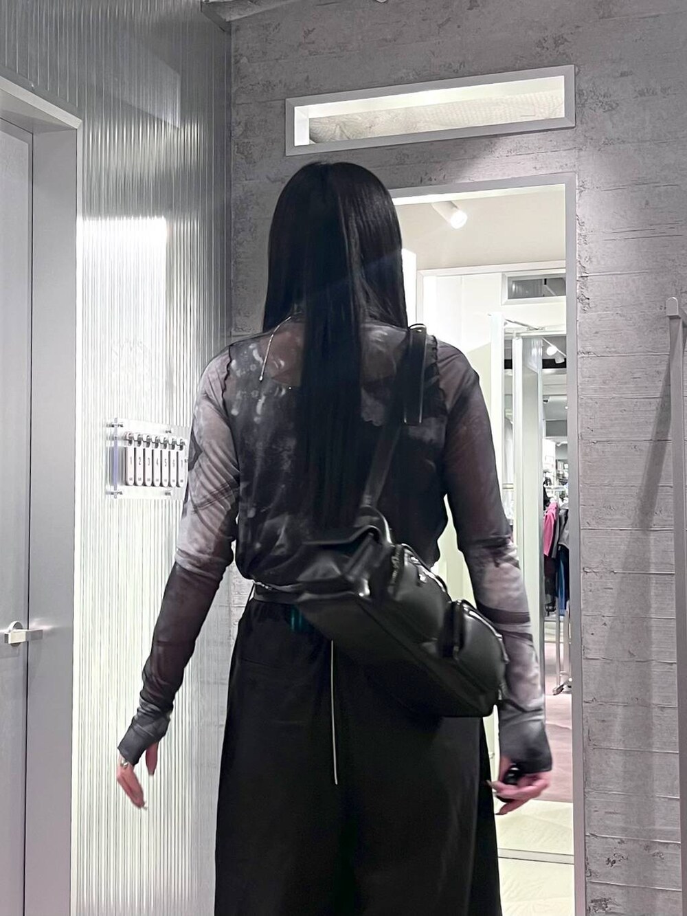 ブラック系のサンダル、ブラック系のショルダーバッグ、ブラック系のその他パンツを着用したレディースの夏コーディネートの7枚目の写真