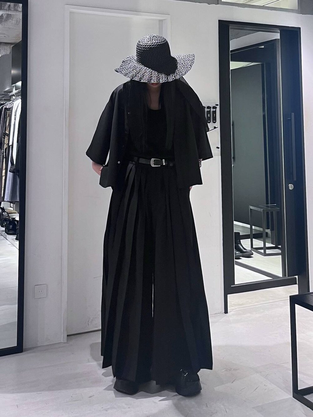 ブラック系のサンダル、ブラック系のその他パンツ、ブラック系のシャツ/ブラウスを着用したレディースの春コーディネートの3枚目の写真