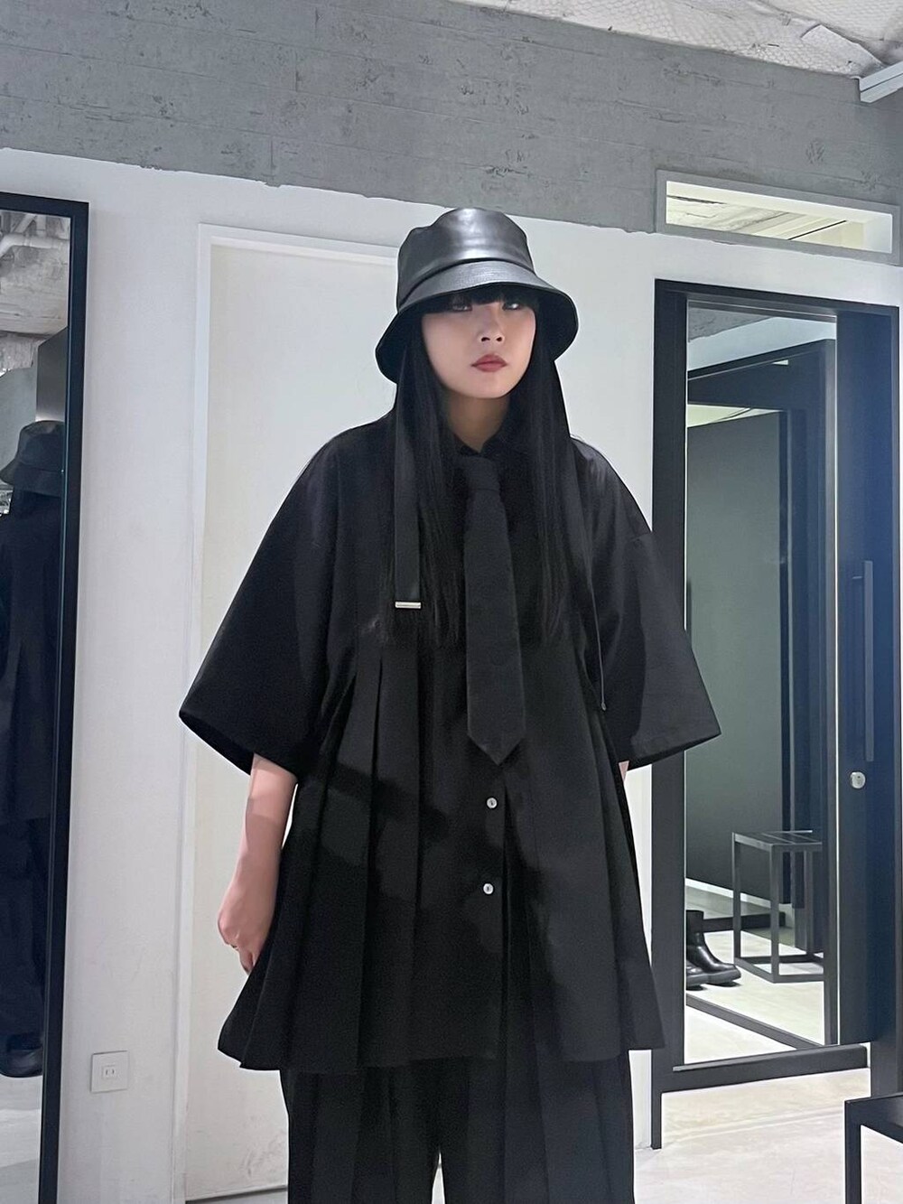 ブラック系のサンダル、ブラック系のネクタイ、ブラック系のその他パンツを着用したレディースの春コーディネートの3枚目の写真