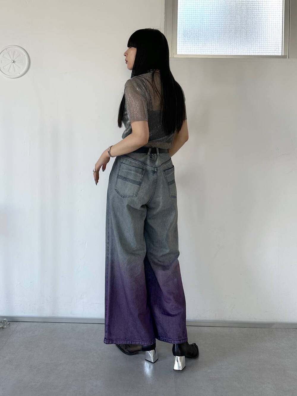 ブラック系のサンダル、パープル系のデニムパンツ、グレー系のTシャツ/カットソーを着用したレディースの春コーディネートの8枚目の写真