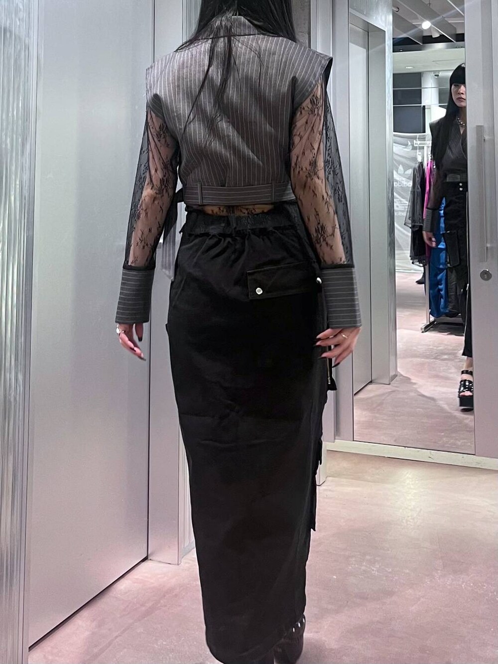 ブラック系のサンダル、ブラック系のスカート、その他のテーラードジャケットを着用したレディースの夏コーディネートの5枚目の写真