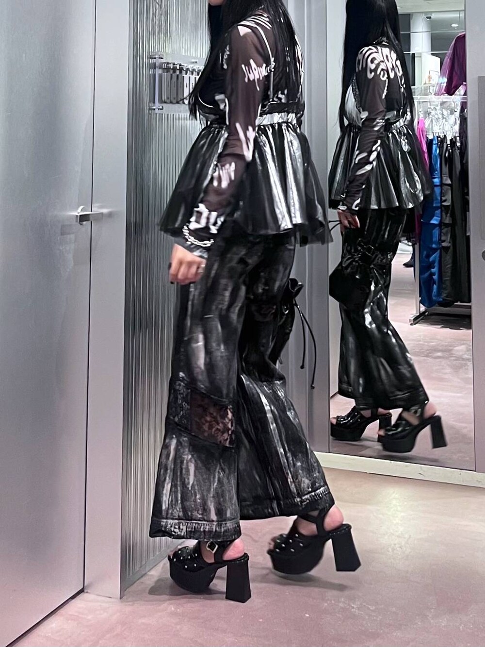 ブラック系のサンダル、ブラック系のショルダーバッグ、ブラック系のTシャツ/カットソーを着用したレディースの夏コーディネートの4枚目の写真