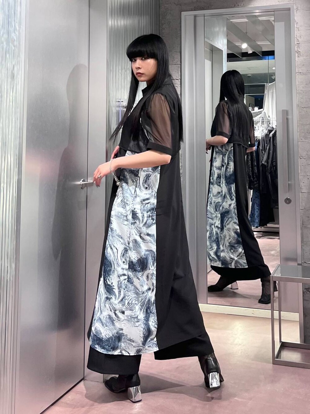 グレー系のワンピースを着用したレディースの夏コーディネートの2枚目の写真