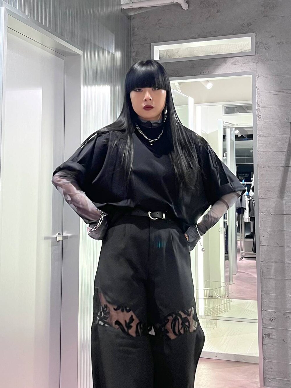 ブラック系のサンダル、ブラック系のその他パンツ、ブラック系のTシャツ/カットソーを着用したレディースの夏コーディネートの6枚目の写真