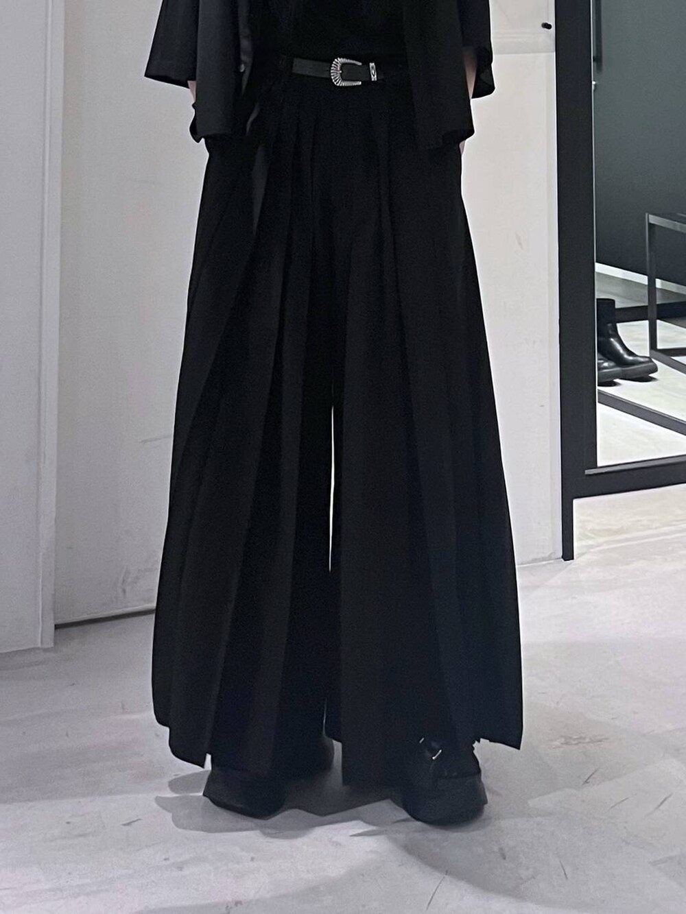 ブラック系のサンダル、ブラック系のその他パンツ、ブラック系のシャツ/ブラウスを着用したレディースの春コーディネートの8枚目の写真