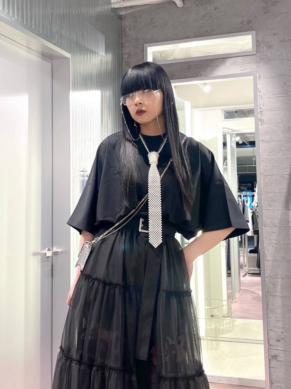 ブラック系のサンダル、ブラック系のその他パンツ、ブラック系のTシャツ/カットソーを着用したレディースの夏コーディネートの2枚目の写真