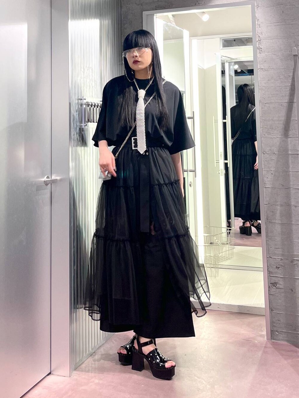 ブラック系のサンダル、ブラック系のその他パンツ、ブラック系のTシャツ/カットソーを着用したレディースの夏コーディネートの5枚目の写真