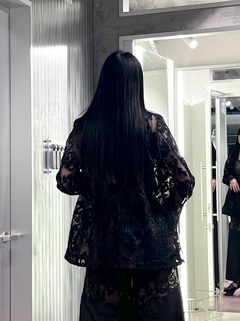 ブラック系のサンダル、ブラック系のテーラードジャケット、ブラック系のその他パンツを着用したレディースの夏コーディネートの7枚目の写真