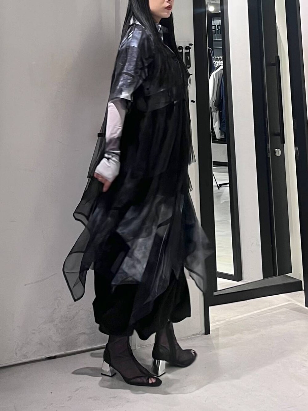 ブラック系のサンダル、ブラック系のスカート、ホワイト系のTシャツ/カットソーを着用したレディースの春コーディネートの5枚目の写真