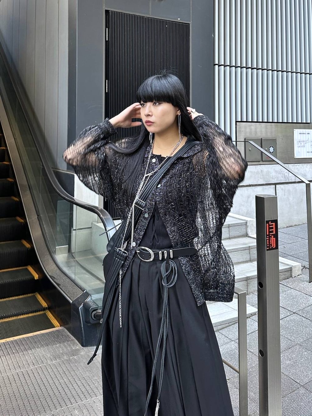 ブラック系のサンダル、ブラック系のその他パンツ、ブラック系のシャツ/ブラウスを着用したレディースの夏コーディネートの2枚目の写真