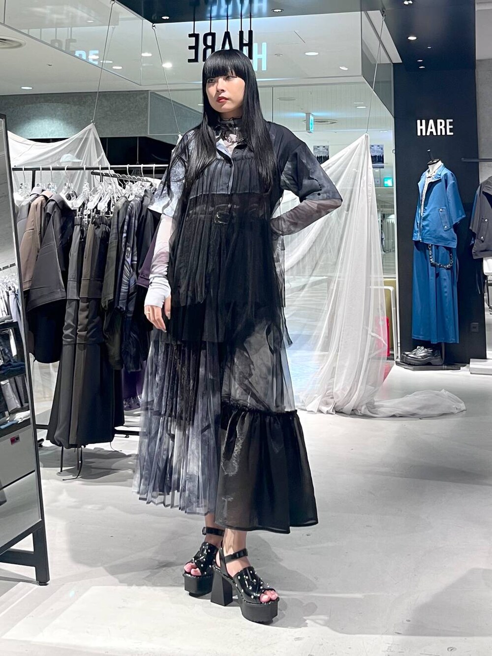 ブラック系のサンダル、ブラック系のスカート、ブラック系のシャツ/ブラウスを着用したレディースの春コーディネートの6枚目の写真