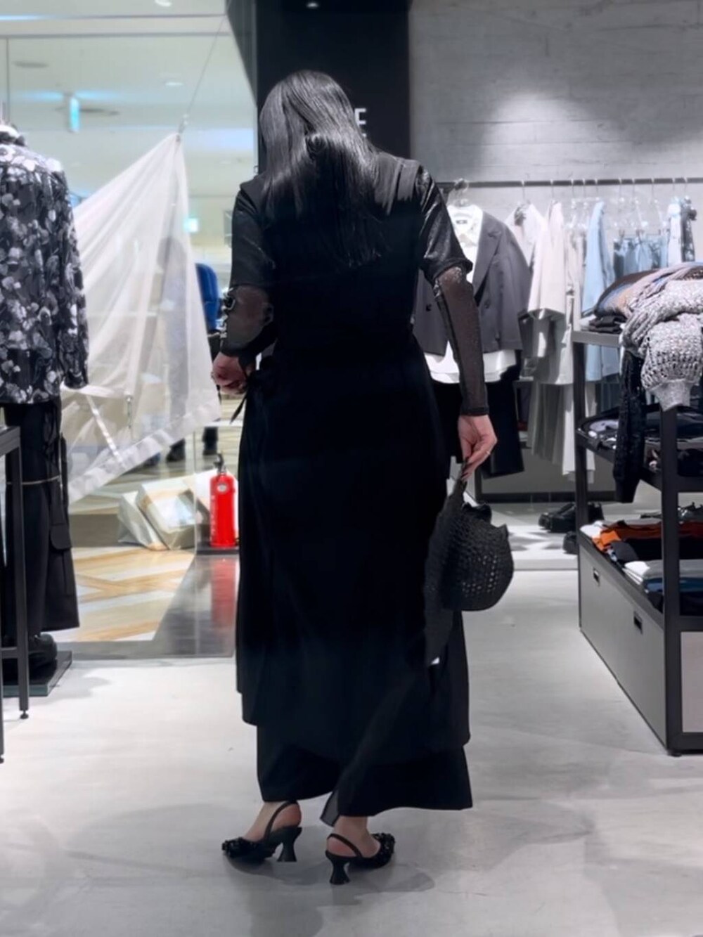 ブラック系のパンプス、ブラック系のその他パンツ、ブラック系のTシャツ/カットソーを着用したレディースの春コーディネートの4枚目の写真