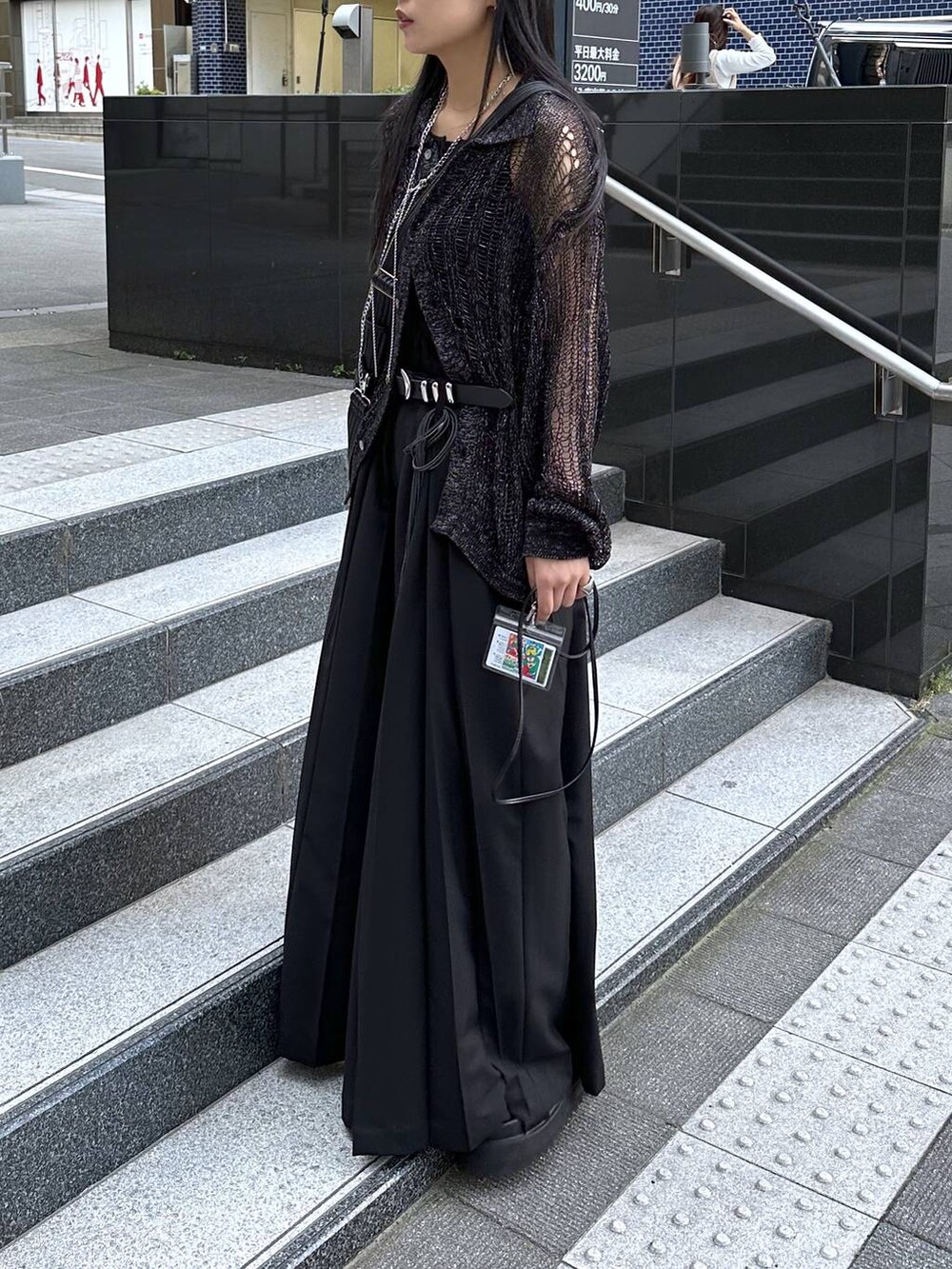 ブラック系のサンダル、ブラック系のその他パンツ、ブラック系のシャツ/ブラウスを着用したレディースの夏コーディネートの5枚目の写真