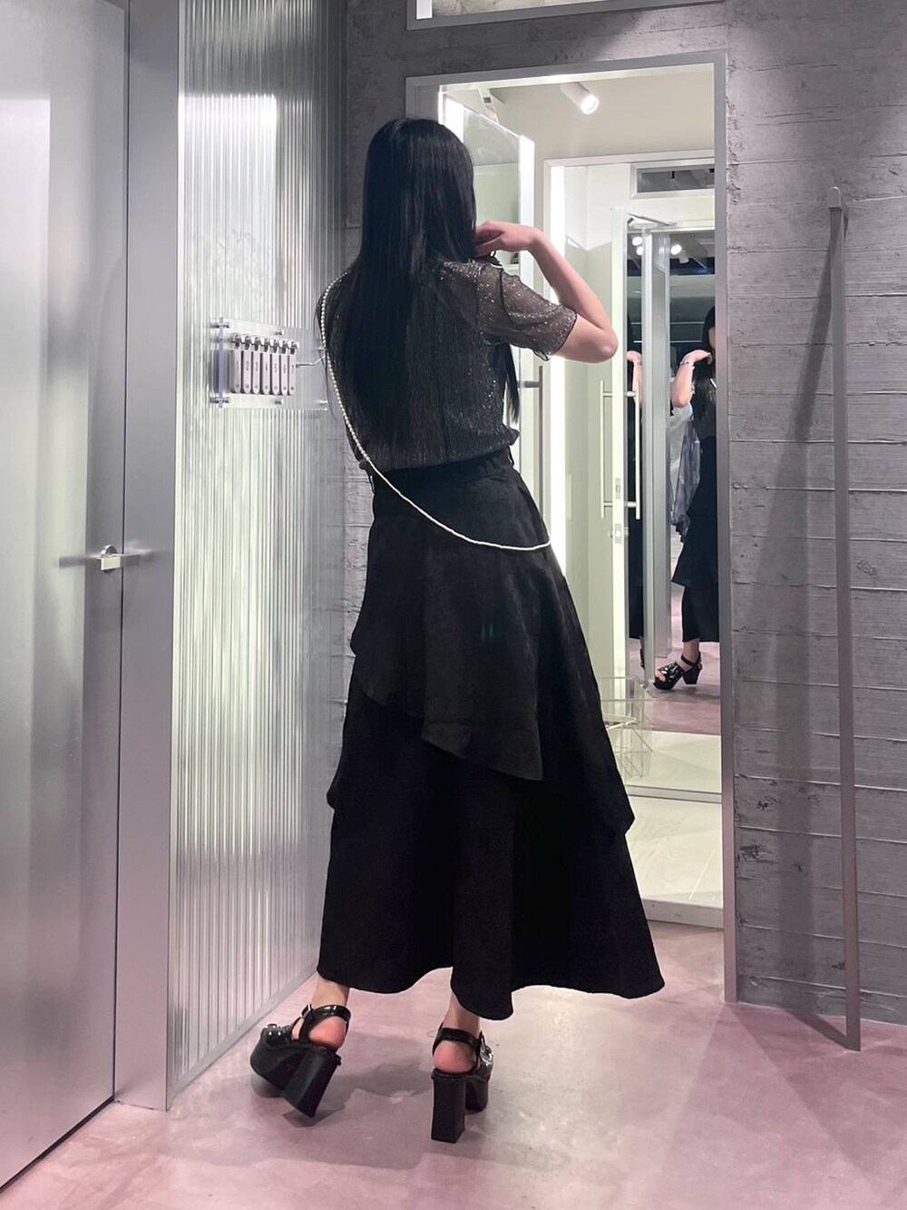 ブラック系のサンダル、ブラック系のスカート、ブラック系のTシャツ/カットソーを着用したレディースの春コーディネートの4枚目の写真