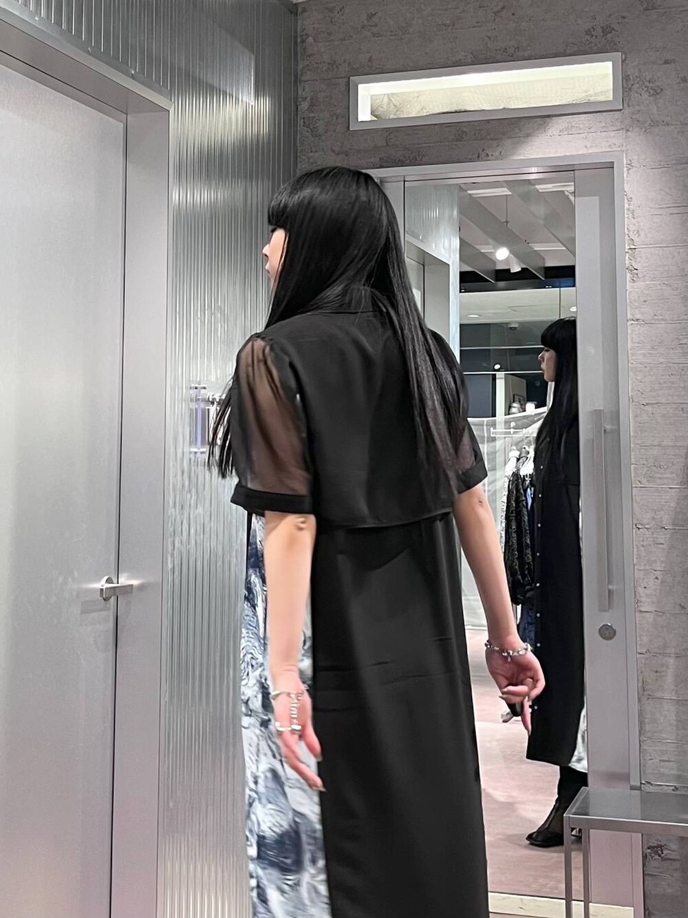 グレー系のワンピースを着用したレディースの夏コーディネートの7枚目の写真