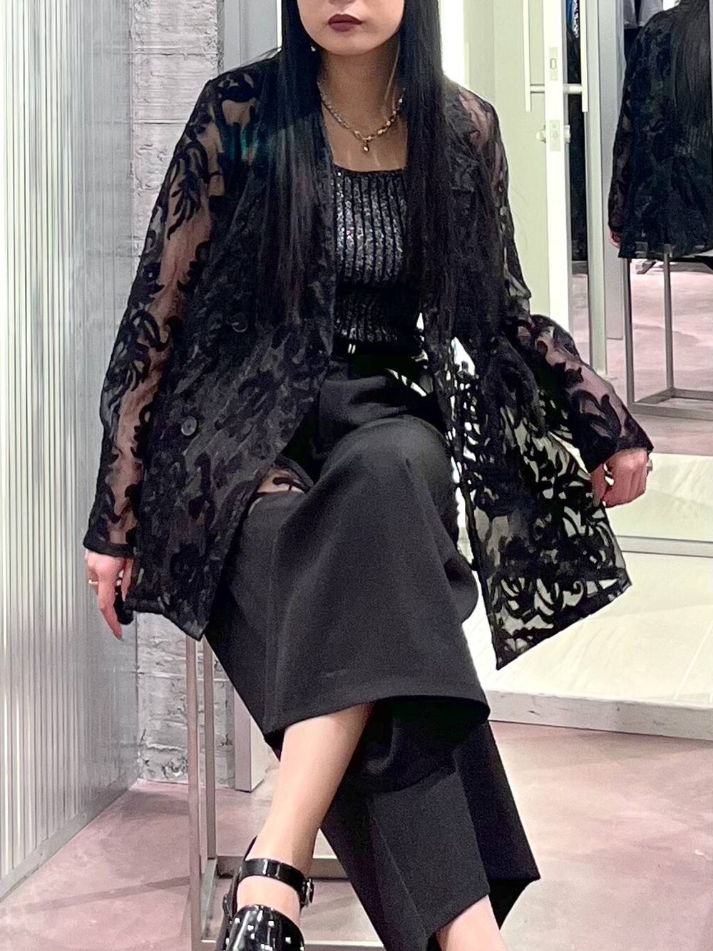 ブラック系のサンダル、ブラック系のテーラードジャケット、ブラック系のその他パンツを着用したレディースの夏コーディネートの5枚目の写真