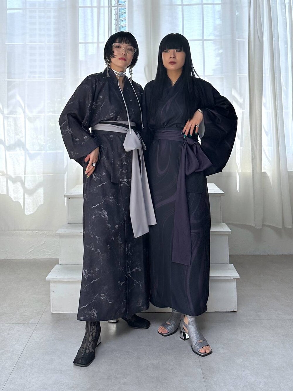 シルバー系のサンダル、ブラック系のブーツ、シルバー系のチョーカーを着用したレディースの春コーディネートの4枚目の写真