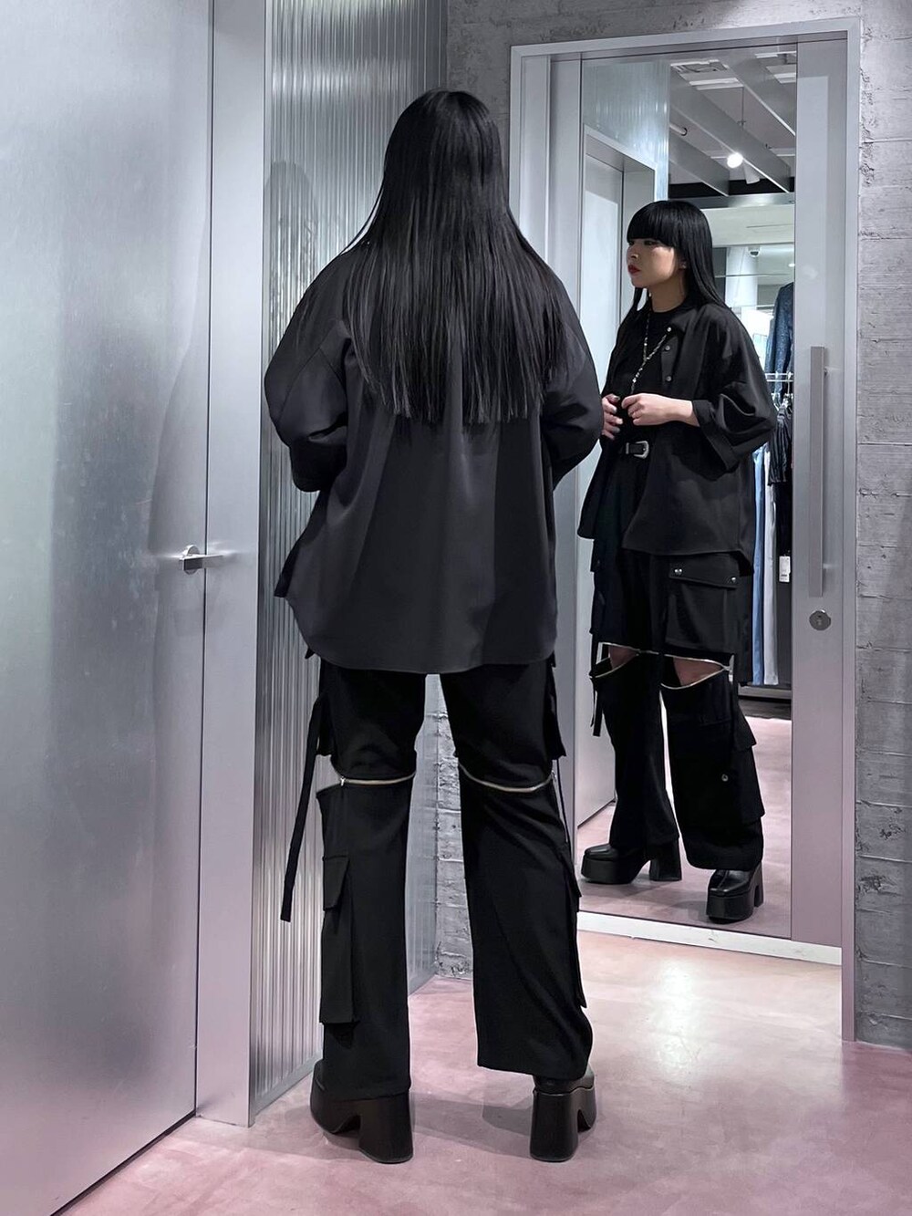 ブラック系のカーゴパンツ、ブラック系のシャツ/ブラウス、ブラック系のTシャツ/カットソーを着用したレディースの春コーディネートの5枚目の写真