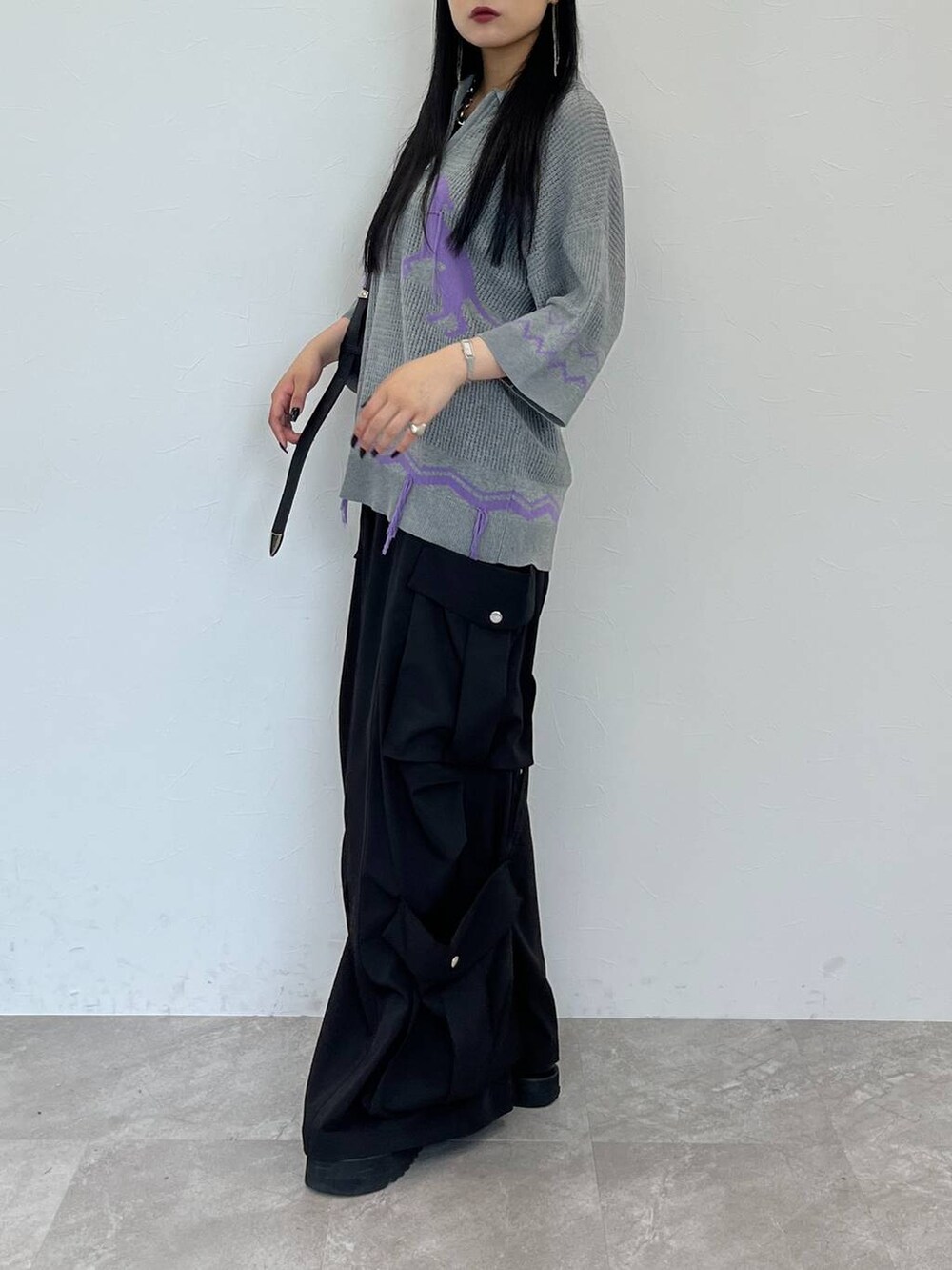 ブラック系のサンダル、ブラック系のカーゴパンツ、ブラック系のショルダーバッグを着用したレディースの夏コーディネートの3枚目の写真