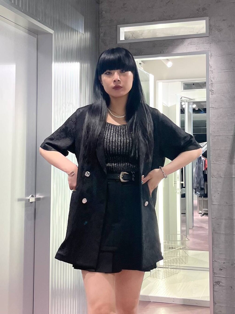 ブラック系のサンダル、ブラック系のタンクトップ、ブラック系のカーゴパンツを着用したレディースの春コーディネートの5枚目の写真