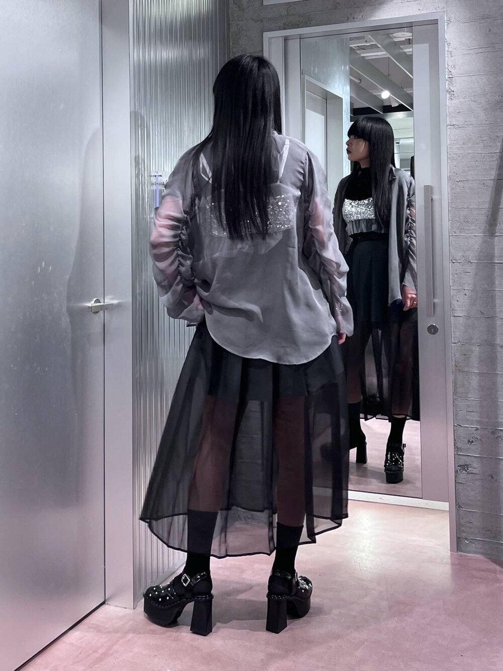ブラック系のサンダル、シルバー系のチューブトップ、ブラック系のTシャツ/カットソーを着用したレディースの春コーディネートの6枚目の写真