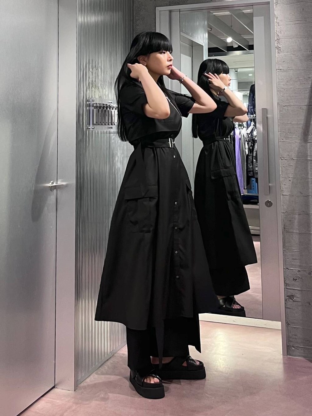 ブラック系のサンダル、ブラック系のその他パンツ、ブラック系のワンピースを着用したレディースの春コーディネートの3枚目の写真