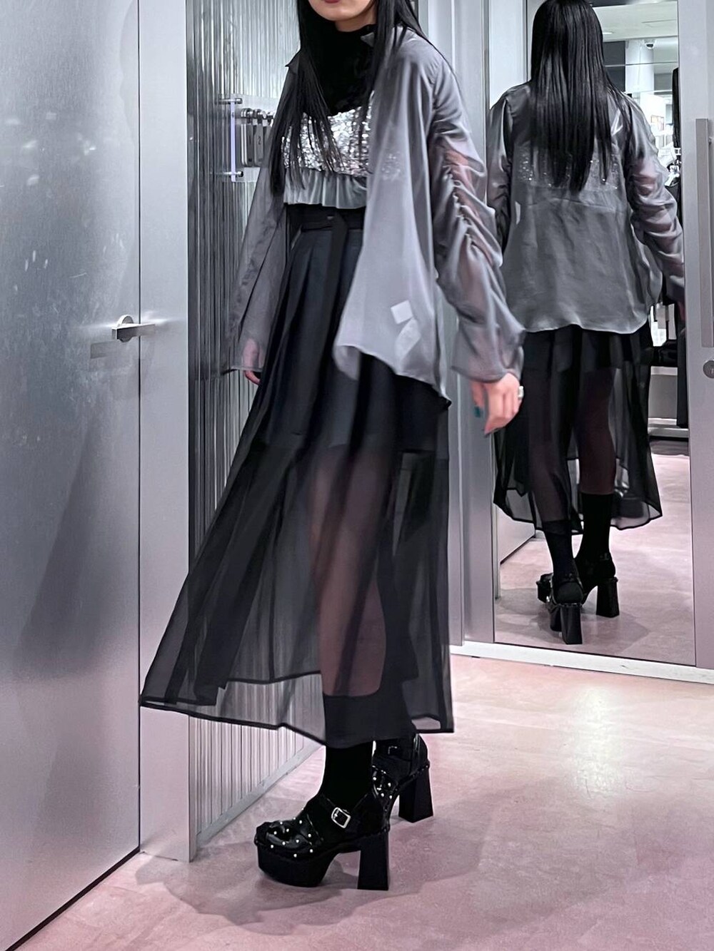 ブラック系のサンダル、シルバー系のチューブトップ、ブラック系のTシャツ/カットソーを着用したレディースの春コーディネートの7枚目の写真