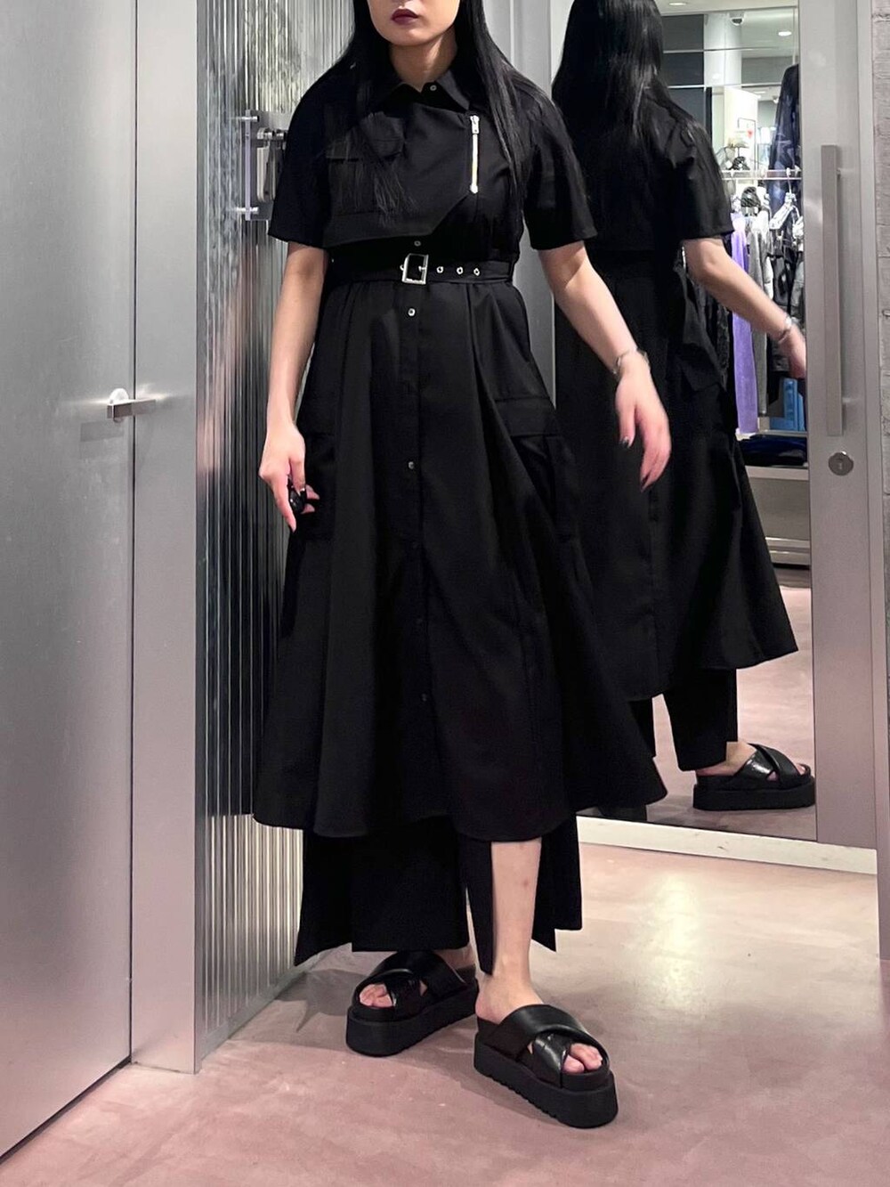 ブラック系のサンダル、ブラック系のその他パンツ、ブラック系のワンピースを着用したレディースの春コーディネートの8枚目の写真