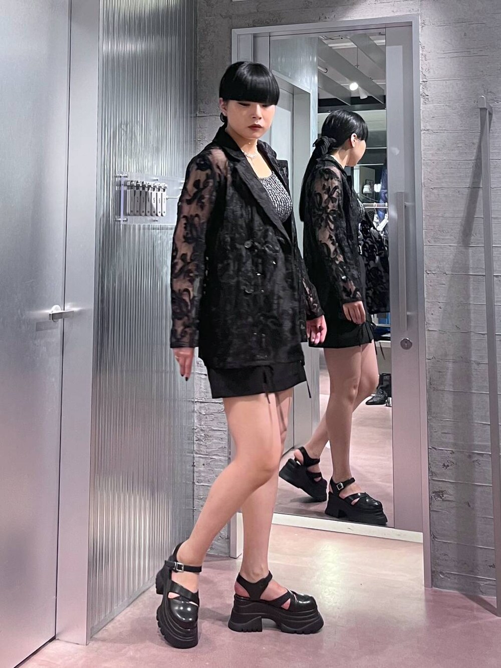 ブラック系のその他パンツ、ブラック系のテーラードジャケット、ブラック系のサンダルを着用したレディースの春コーディネートの3枚目の写真