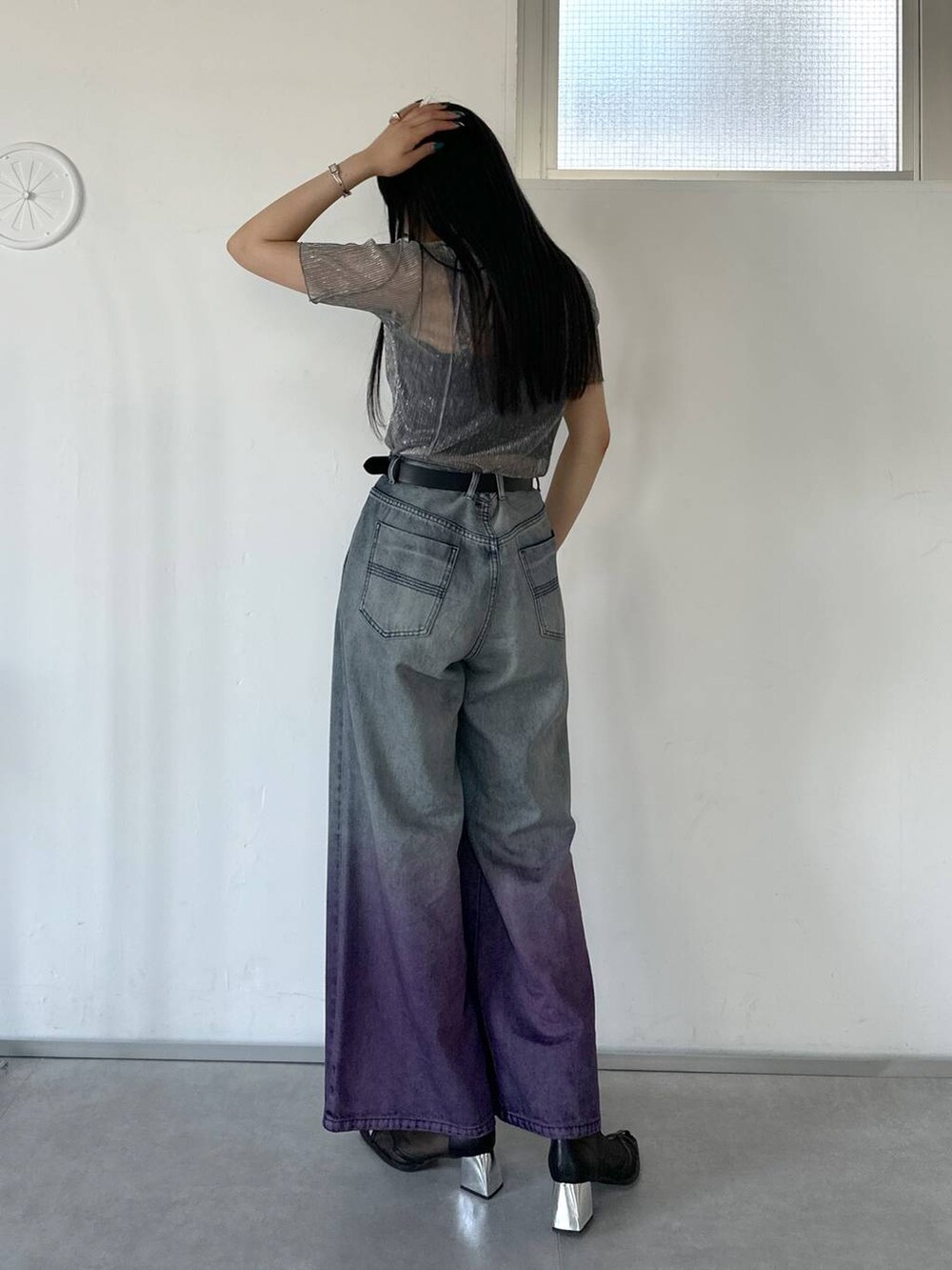 ブラック系のサンダル、パープル系のデニムパンツ、グレー系のTシャツ/カットソーを着用したレディースの春コーディネートの4枚目の写真