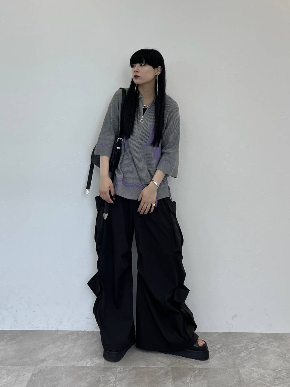 ブラック系のサンダル、ブラック系のカーゴパンツ、ブラック系のショルダーバッグを着用したレディースの夏コーディネートの2枚目の写真