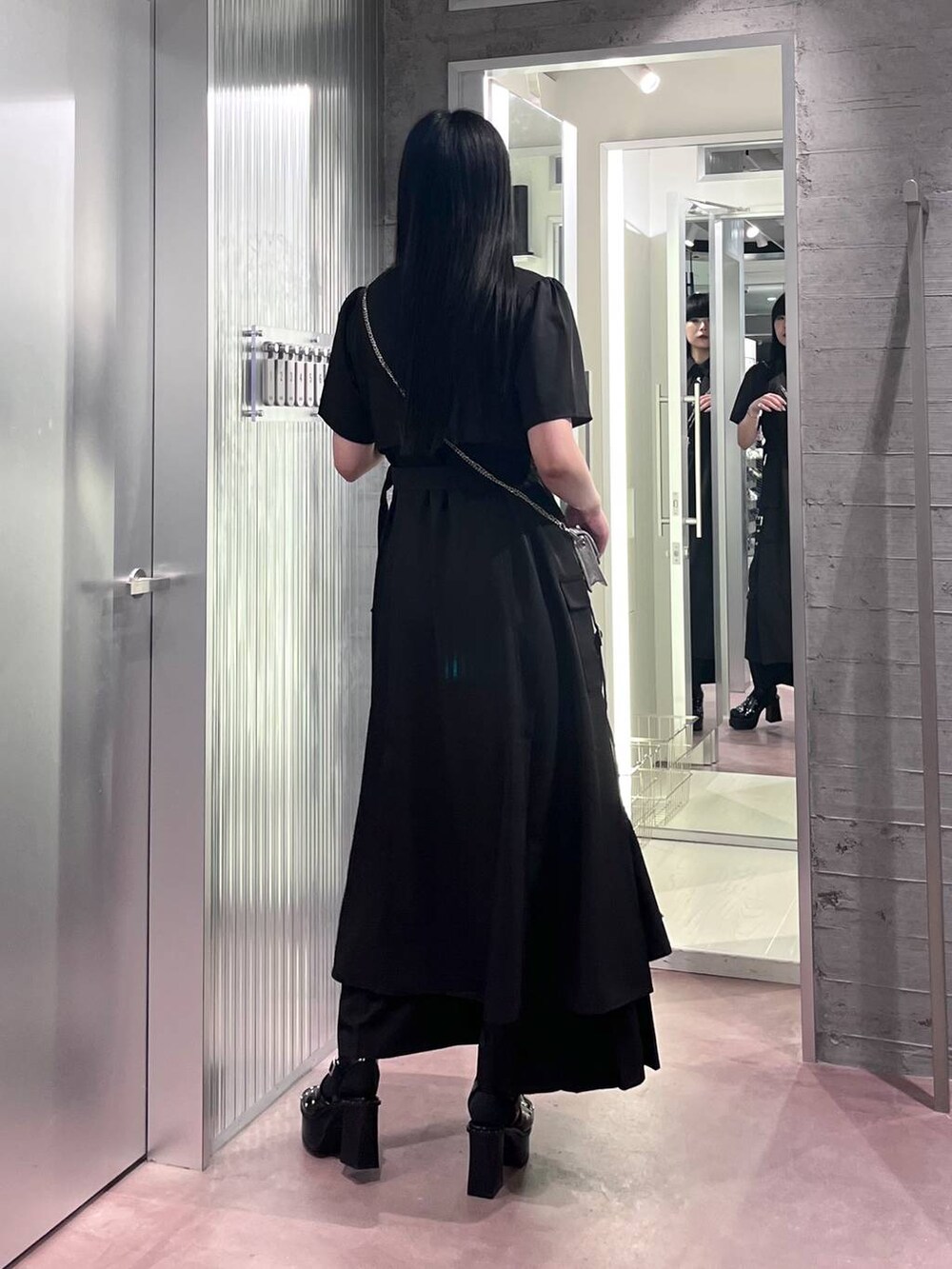 ブラック系のサンダル、ブラック系のその他パンツ、シルバー系のショルダーバッグを着用したレディースの夏コーディネートの4枚目の写真