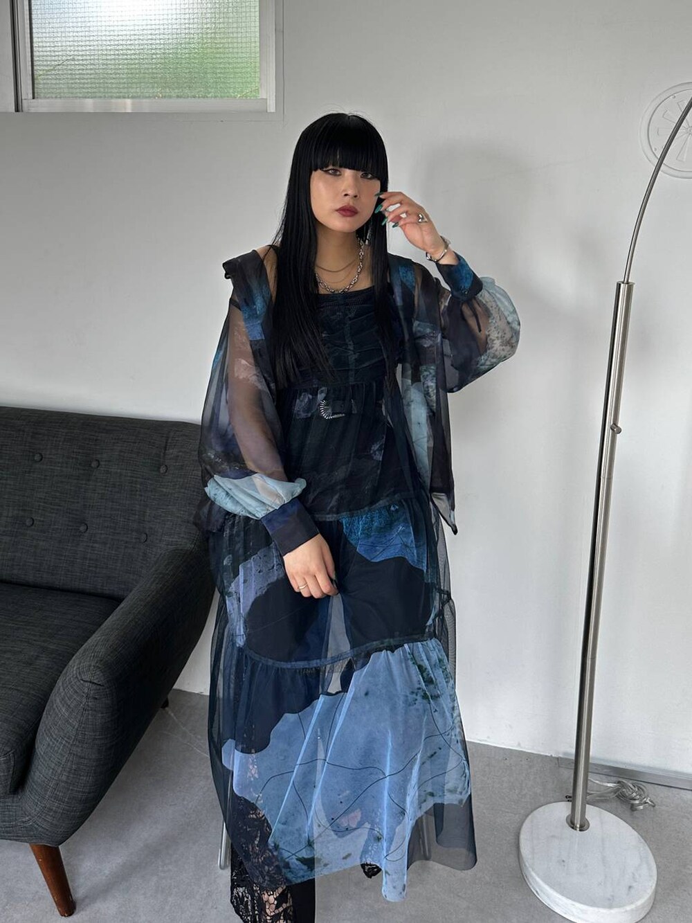 ブラック系のサンダル、ブラック系のその他パンツ、ブラック系のワンピースを着用したレディースの夏コーディネートの7枚目の写真