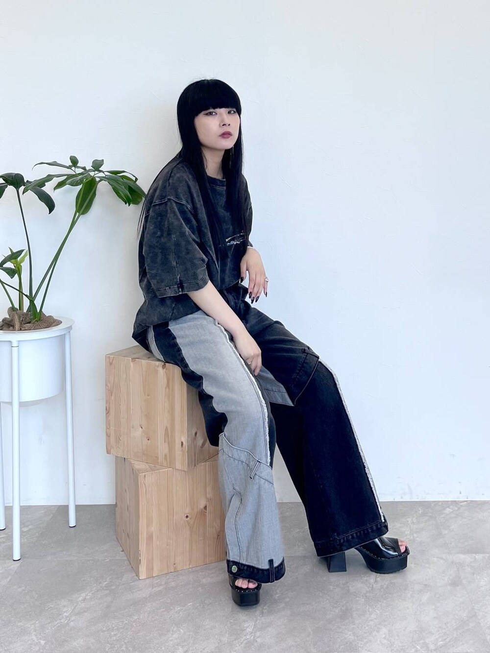 ブラック系のサンダル、グレー系のTシャツ/カットソー、ブルー系のデニムパンツを着用したレディースの夏コーディネートの2枚目の写真