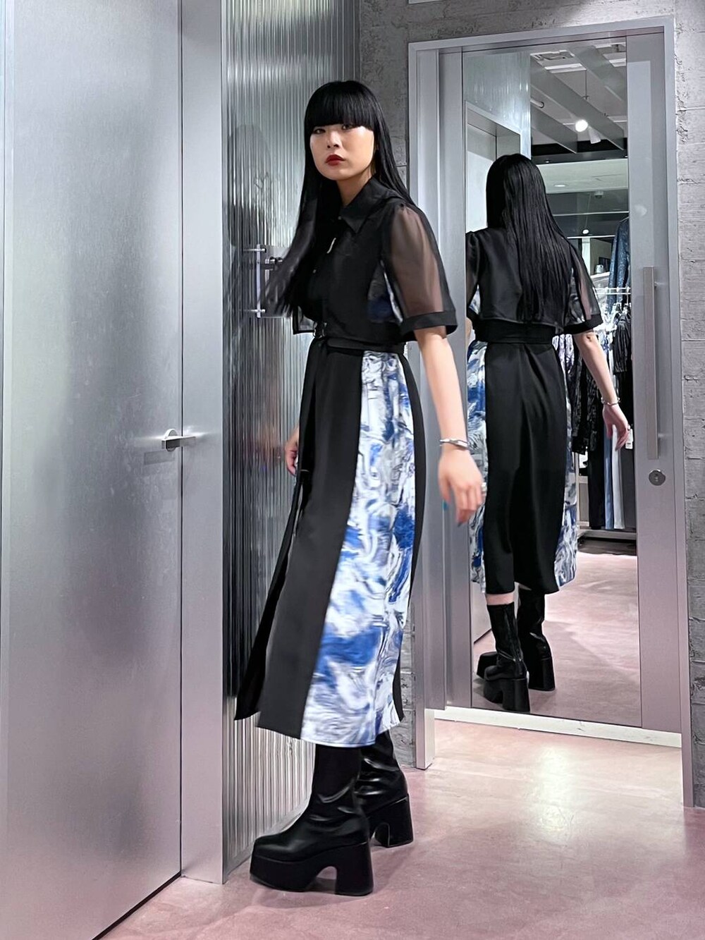 ブルー系のワンピース、ブラック系のその他パンツ、ブラック系のベルトを着用したレディースの春コーディネートの4枚目の写真